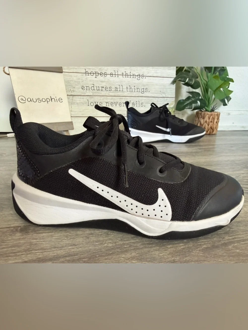 Nike Kids Omni Multicourt GS Low Top Sneakers in Black & White. Size 4.5y